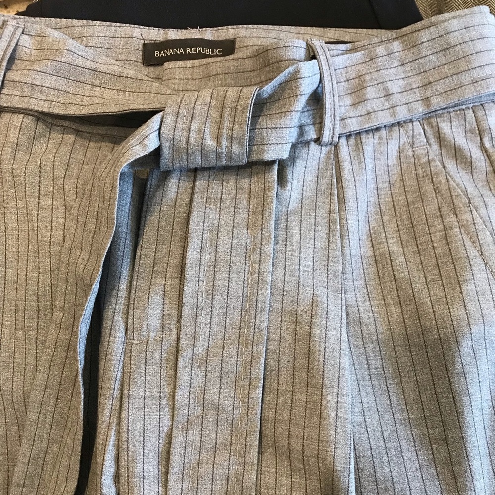 BANANA REPUBLIC gray pinstripe ankle trousers.